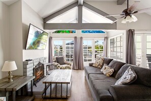 Living area - Perfect Newport Beach Location With Balcony & Spa (Newport Beach)