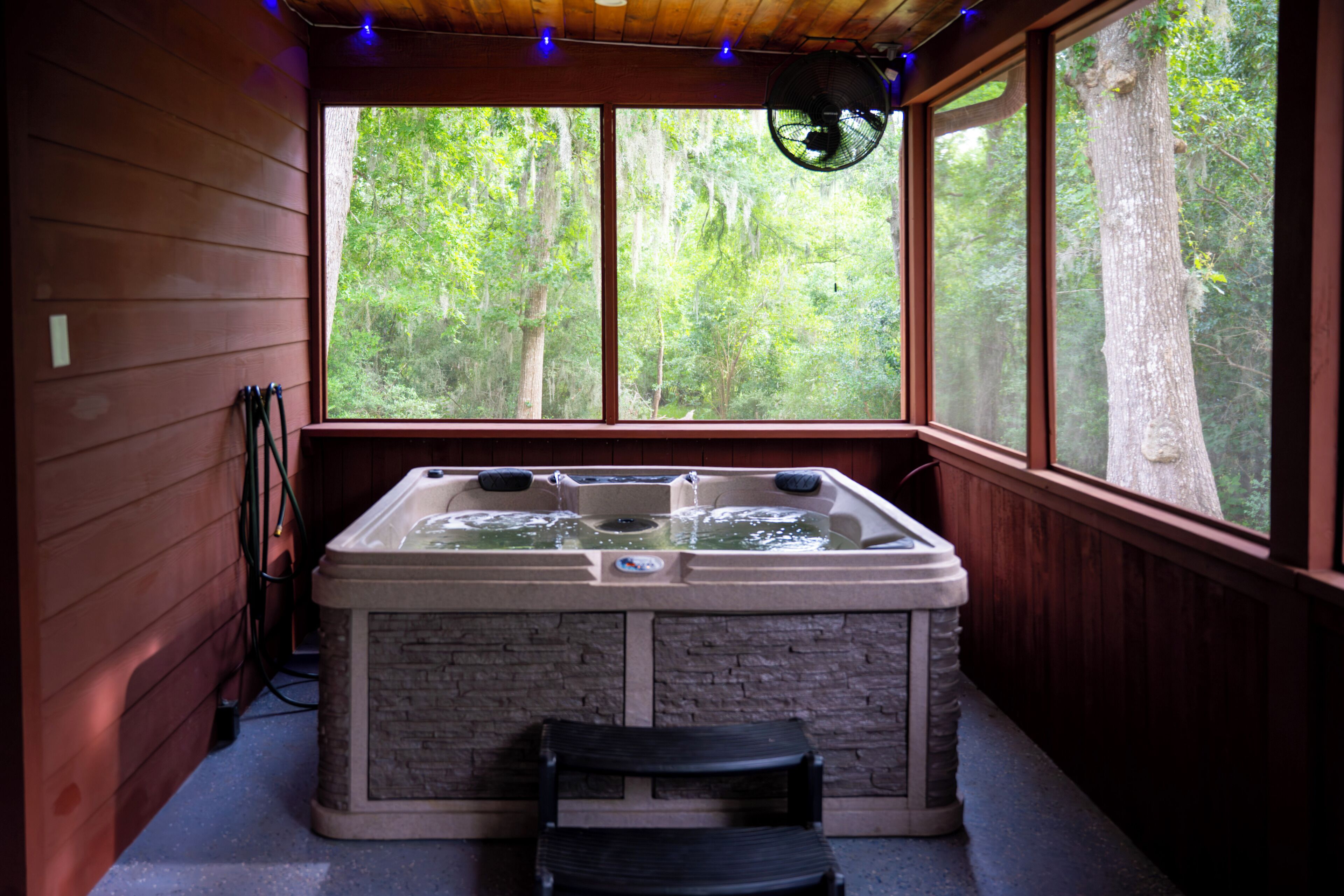 Luxury Cabin, River View | Private spa tub