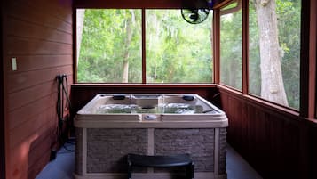 Luxury Cabin, River View | Private spa tub