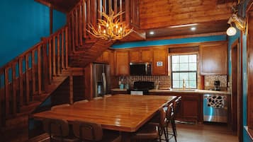 Luxury House, Multiple Bedrooms, Hot Tub, River View | Living area