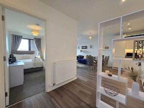 3 bedrooms, iron/ironing board, WiFi, bed sheets - Stylish 3Bed 2Bath: Quick Tubes to City & Wembley (London)