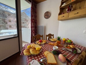 Dining - 30m from ski slopes, 6th floor, balcony, tv, ski locker, 30m², Vars (Vars)