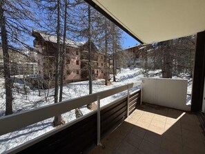 Property grounds - 30m from ski slopes, 6th floor, balcony, tv, ski locker, 30m², Vars (Vars)