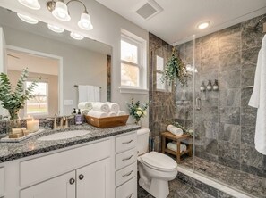 Shower, hair dryer, bidet, towels - Ohio City Game House with Hot Tub (Cleveland)