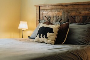 4 bedrooms, WiFi - Rustic Ridge | Gated, Jacuzzi, Pool Table, Village (Big Bear Lake)