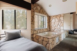 2 bedrooms, WiFi - Golden Hour | Jacuzzi, Sauna, Pool, Tennis, Gated! (Big Bear Lake)