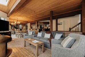 TV, fireplace - Golden Hour | Jacuzzi, Sauna, Pool, Tennis, Gated! (Big Bear Lake)