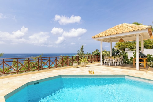 Gorgeous modern villa with sea view, private pool on gated resort Cas abao