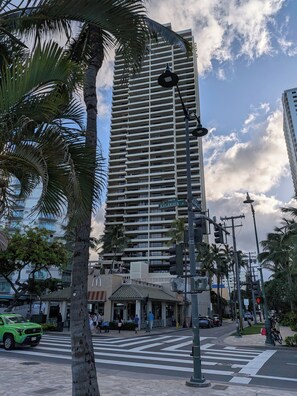 Exterior - Waikiki's Premiere Ocean Front Hotel The Waikiki Beach Tower Location and Luxury (Honolulu)