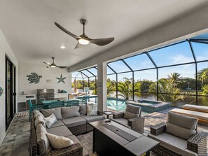 Outdoor dining - Waterfront Haven with Heated Pool-Spa-Game Room (Port Charlotte)