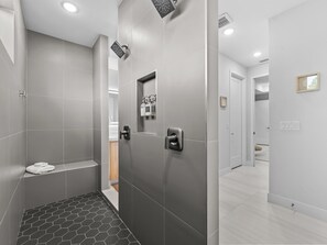 Shower, hair dryer, towels, shampoo - Waterfront Haven with Heated Pool-Spa-Game Room (Port Charlotte)
