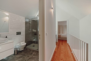 Bathroom - Vrbo Property (Porto)