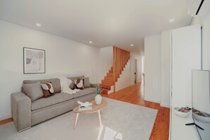 Living area - Vrbo Property (Porto)