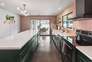 Cafetera/tetera, refrigerador, microondas, horno