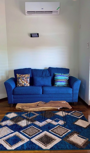 Living area - The peaceful Hidden-Gem in the heart of Kingston waiting to welcome you. (Kingston)