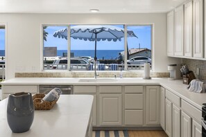 Fridge, microwave, oven, stovetop - Cute Beach Cottage, Walk to Beach & Restaurants (Oceanside)