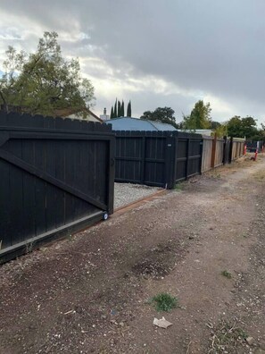 Property grounds - Forest & Vine Cottage in Templeton (Templeton)