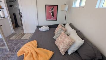 Iron/ironing board, free WiFi, bed sheets