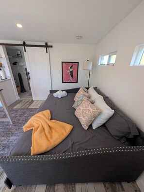 Iron/ironing board, free WiFi, bed sheets