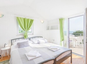 4 bedrooms, iron/ironing board, Internet, bed sheets - Villa Roza Dalmatian Escape (Tucepi)