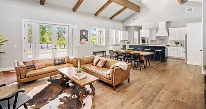 Luxurious, Modern Farmhouse in Wine Country