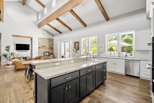 Luxurious, Modern Farmhouse in Wine Country