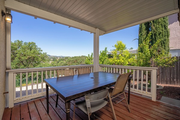 Outdoor dinning area