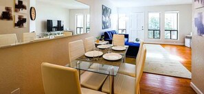 Dining - Spacious in Old Town Scottsdale (Scottsdale)