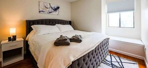 2 bedrooms, iron/ironing board, WiFi, bed sheets - Spacious in Old Town Scottsdale (Scottsdale)