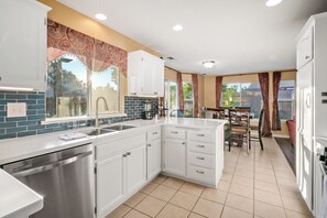 Microwave, oven, stovetop, dishwasher - Sycamore Canyon Retreat- Pet Friendly, Hot Tub (Paso Robles)