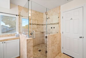 Shower, towels - Sycamore Canyon Retreat- Pet Friendly, Hot Tub (Paso Robles)