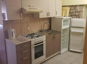 Fridge, microwave, oven, stovetop - Americana Karlobag Apartments - One Bedroom Apartment with Terrace (Karlobag)