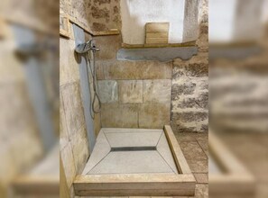 Douche, serviettes fournies