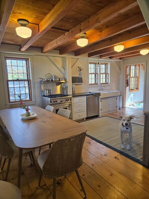 Dining - 1 min walk to private beach! (Plymouth)