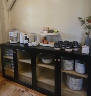Interior - 1 min walk to private beach! (Plymouth)