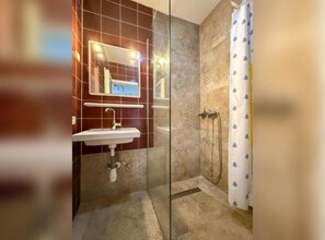 Apartment (Classic One Bedroom Apartment (CAPO)) | Bathroom | Shower, towels - Capo & Nemo Apartments Vodice (Vodice)