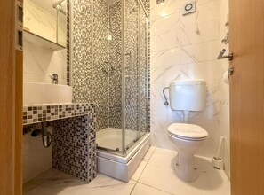 Apartment (Two Bedroom Apartment (MEMFIS)) | Bathroom | Shower, towels - Capo & Nemo Apartments Vodice (Vodice)