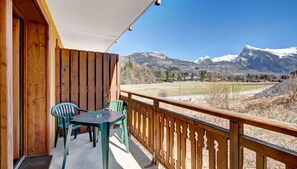 Outdoor dining - Ski-in/Ski-out Studio with Pool Access + Free Wifi (Morillon)