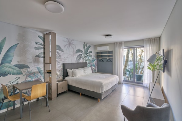 A modern bedroom with a bed, a desk, and a chair. - Alma Rentals Sol Palermo (Buenos Aires)