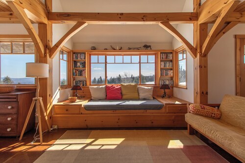 Skyview mountain cabin: comfortable interior, amazing views
