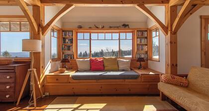 Skyview mountain cabin: comfortable interior, amazing views