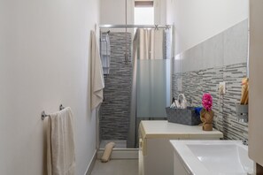 Shower, hair dryer, towels - Apartment 'Suli Mari Amuri' with Private Terrace (Avola)