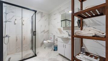 Douche, articles de toilette gratuits, sèche-cheveux, chaussons