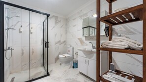 Ducha, artículos de tocador gratuitos, secador de pelo, pantuflas