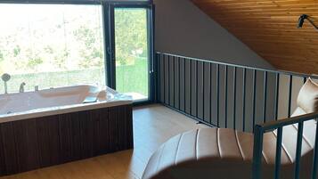 Comfort Bungalow, Lake View | Bathroom | Shower, free toiletries, hair dryer, slippers