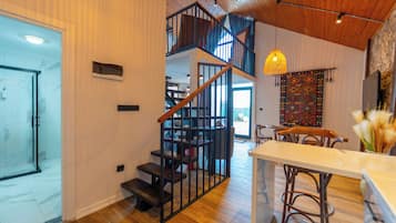 Minibar với thức uống miễn phí, bàn
