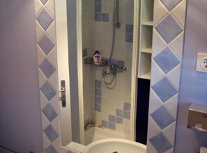 Shower, towels - Apartments Mediterraneo Blues (Sibenik)