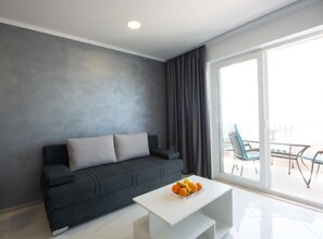 Apartamento (Two Bedroom Apartment with Sea View a) | Sala de estar | Televisión de pantalla plana de 32 pulgadas con canales por cable