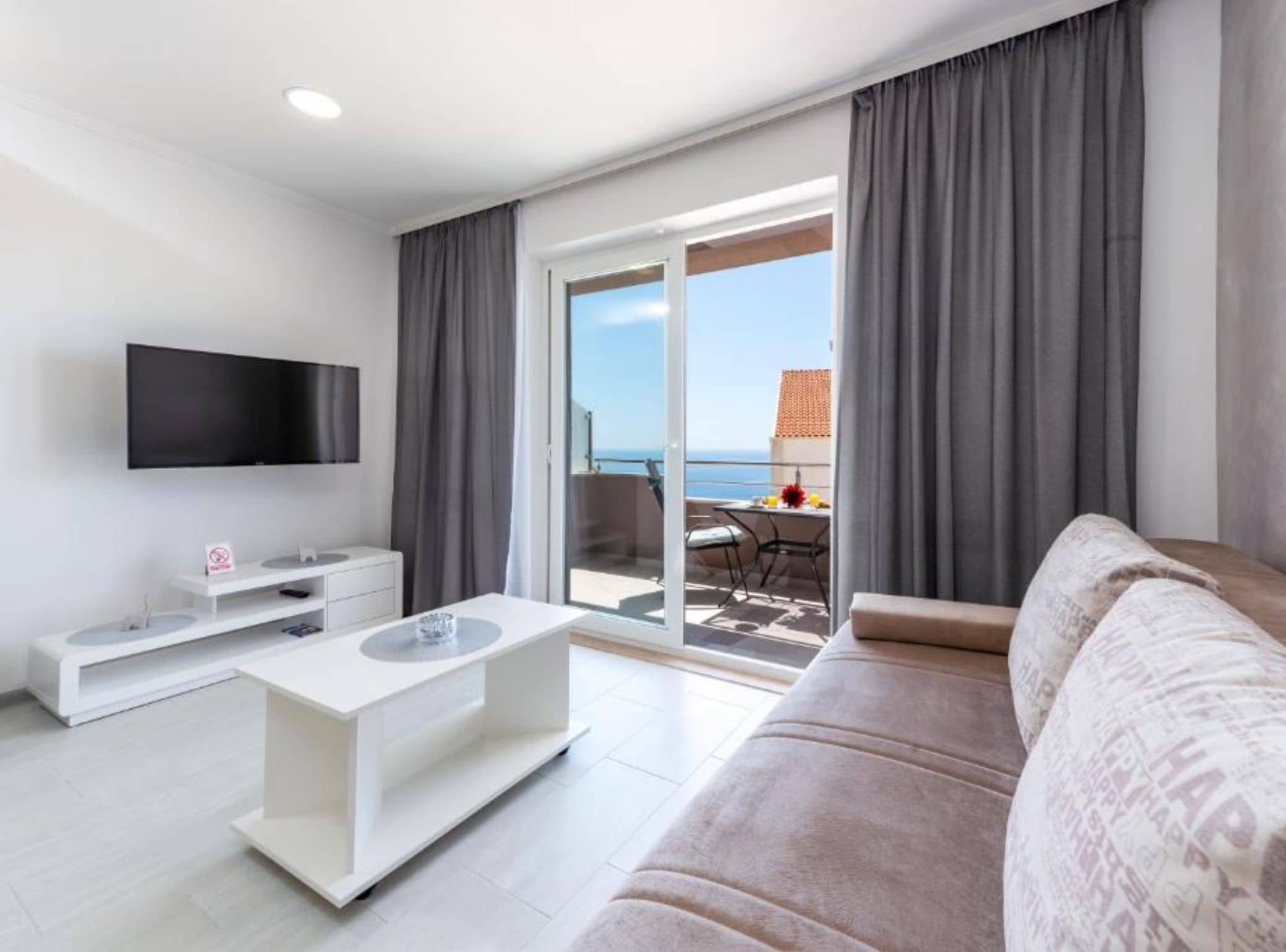 Appartement (Superior One Bedroom Apartment with S) | Woonkamer | Een 32-inch flatscreentelevisie met kabelzenders