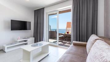 Appartement (Superior One Bedroom Apartment with S) | Woonkamer | Een 32-inch flatscreentelevisie met kabelzenders